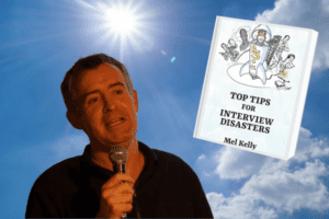 Ein Mann hält ein Mikrofon in der Hand und spricht, während hinter ihm die Sonne und der blaue Himmel scheinen. Zu seiner Rechten erscheint ein Buch mit dem Titel "Top Tips for Interview Disasters" von Mel Kelly, das auf dem Umschlag eine witzige Karikatur zeigt.