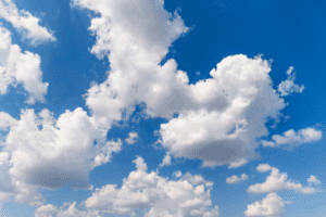 Ein strahlend blauer Himmel, gef&uuml;llt mit verstreuten, flauschigen wei&szlig;en Wolken verschiedener Formen und Gr&ouml;&szlig;en an einem sonnigen Tag.
