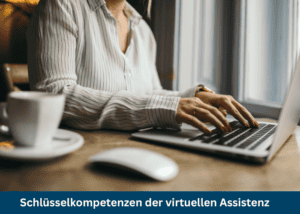 Eine Frau in einem gestreiften Hemd tippt auf einem Laptop an einem Holztisch in der Nähe eines Fensters, in der Nähe stehen eine Kaffeetasse und eine Computermaus. Der deutsche Text darunter lautet: Schlüsselkompetenzen der virtuellen Assistenz.