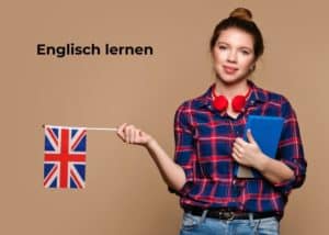 Junge Frau im karierten Hemd, die eine britische Flagge und ein blaues Notizbuch in der Hand hält, mit roten Kopfhörern um den Hals. Der Text auf dem Bild lautet "Englisch lernen" - perfekt für alle, die Jobcoaching München suchen, auf einem schlichten braunen Hintergrund.