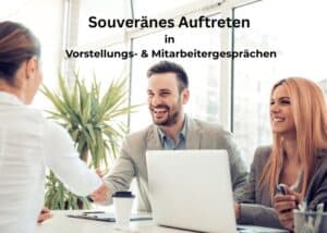 Ein lächelnder Mann im Anzug schüttelt einer Frau am anderen Ende des Tisches die Hand, während sich eine andere Frau neben ihn setzt. Der Text darüber lautet in Deutsch: Souveränes Auftreten ohne Lampenfieber in Vorstellungs- & Mitarbeitergesprächen.