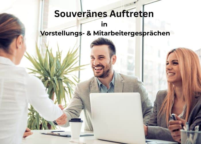 Ein lächelnder Mann im Anzug schüttelt einer Frau am anderen Ende des Tisches die Hand, während sich eine andere Frau neben ihn setzt. Der Text darüber lautet in Deutsch: Souveränes Auftreten ohne Lampenfieber in Vorstellungs- & Mitarbeitergesprächen.