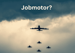 Ein Passagierflugzeug fliegt vor vier Milit&auml;rjets in einer V-Formation unter dramatischen Wolken, mit dem Wort Jobmotor? in fetter wei&szlig;er Schrift &uuml;ber den Flugzeugen.