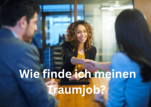 Eine l&auml;chelnde Frau mit lockigem Haar im Anzug sch&uuml;ttelt w&auml;hrend eines Vorstellungsgespr&auml;chs einer anderen Person am Schreibtisch die Hand. Zwei Personen sind zu sehen. Der Text auf Deutsch lautet: Wie finde ich meinen Traumjob?.