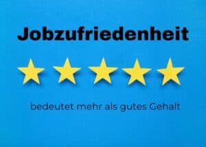 Auf blauem Hintergrund steht &uuml;ber f&uuml;nf gelben Sternen der Schriftzug &bdquo;Jobzufriedenheit&ldquo;, darunter steht &bdquo;bedeutet mehr als gutes Gehalt&ldquo;.