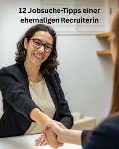 Eine Frau in Business-Kleidung l&auml;chelt und gibt w&auml;hrend eines Vorstellungsgespr&auml;chs die Hand. Der Text dar&uuml;ber lautet: 12 Tipps zur Jobsuche von einer ehemaligen Personalvermittlerin.
