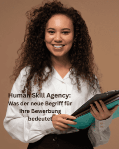 Eine l&auml;chelnde Frau mit lockigem Haar h&auml;lt Ordner und ein Tablet in der Hand. Sie tr&auml;gt eine wei&szlig;e Bluse und steht vor einem beigen Hintergrund. Dar&uuml;ber ist ein deutscher Text &uuml;ber die &bdquo;Human Skill Agency&ldquo; und Bewerbungen eingeblendet.