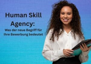 Eine l&auml;chelnde Frau mit lockigem Haar h&auml;lt Ordner vor einem blauen Hintergrund mit Farbverlauf in der Hand. Der deutsche Text neben ihr lautet: Human Skill Agency: Was der neue Begriff f&uuml;r Ihre Bewerbung bedeutet.