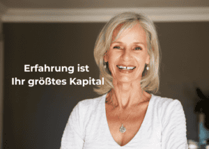 Eine l&auml;chelnde &auml;ltere Frau mit wei&szlig;blondem Haar steht in einem Raum. Der deutsche Text lautet: &bdquo;Erfahrung ist Ihr gr&ouml;&szlig;tes Kapital&ldquo;. Sie tr&auml;gt ein wei&szlig;es Oberteil und eine Halskette mit Anh&auml;nger.