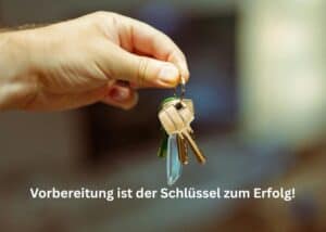 Eine Hand h&auml;lt einen Schl&uuml;sselbund. Der Text auf dem Bild lautet auf Deutsch: &bdquo;Vorbereitung ist der Schl&uuml;ssel zum Erfolg!&ldquo;, was so viel bedeutet wie: &bdquo;Vorbereitung ist der Schl&uuml;ssel zum Erfolg!&ldquo;.