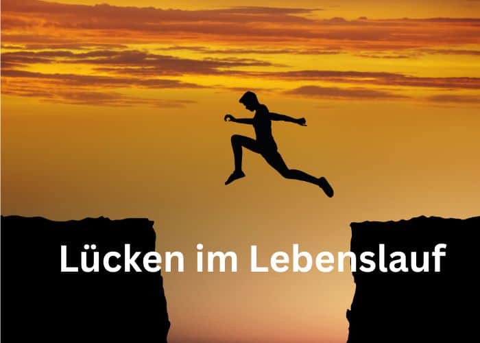 Eine Person springt bei Sonnenuntergang über eine Lücke zwischen zwei Felsen und symbolisiert damit die Überwindung von Hindernissen. Unten steht in weißen Buchstaben der Text „Lücken im Lebenslauf“.