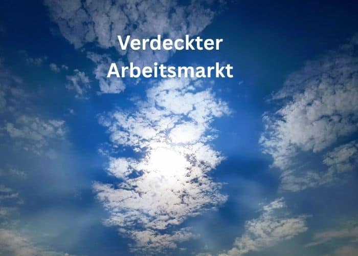 Ein strahlend blauer Himmel mit vereinzelten weißen Wolken, durch die die Sonne scheint; in der Bildmitte steht in weißer Schrift der deutsche Begriff „Verdeckter Arbeitsmarkt“.
