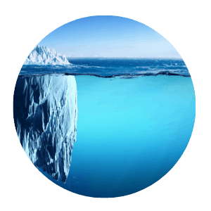 Ein kreisf&ouml;rmiges Bild, das einen Eisberg zeigt, der im blauen Ozeanwasser treibt, mit einem kleinen Teil, der &uuml;ber der Oberfl&auml;che sichtbar ist, und einem viel gr&ouml;&szlig;eren Teil, der unter Wasser verborgen ist - &auml;hnlich wie Jobcoaching M&uuml;nchen, das verborgenes Potenzial offenbart. Der blaue Himmel und das ferne Eis sind im Hintergrund zu sehen.